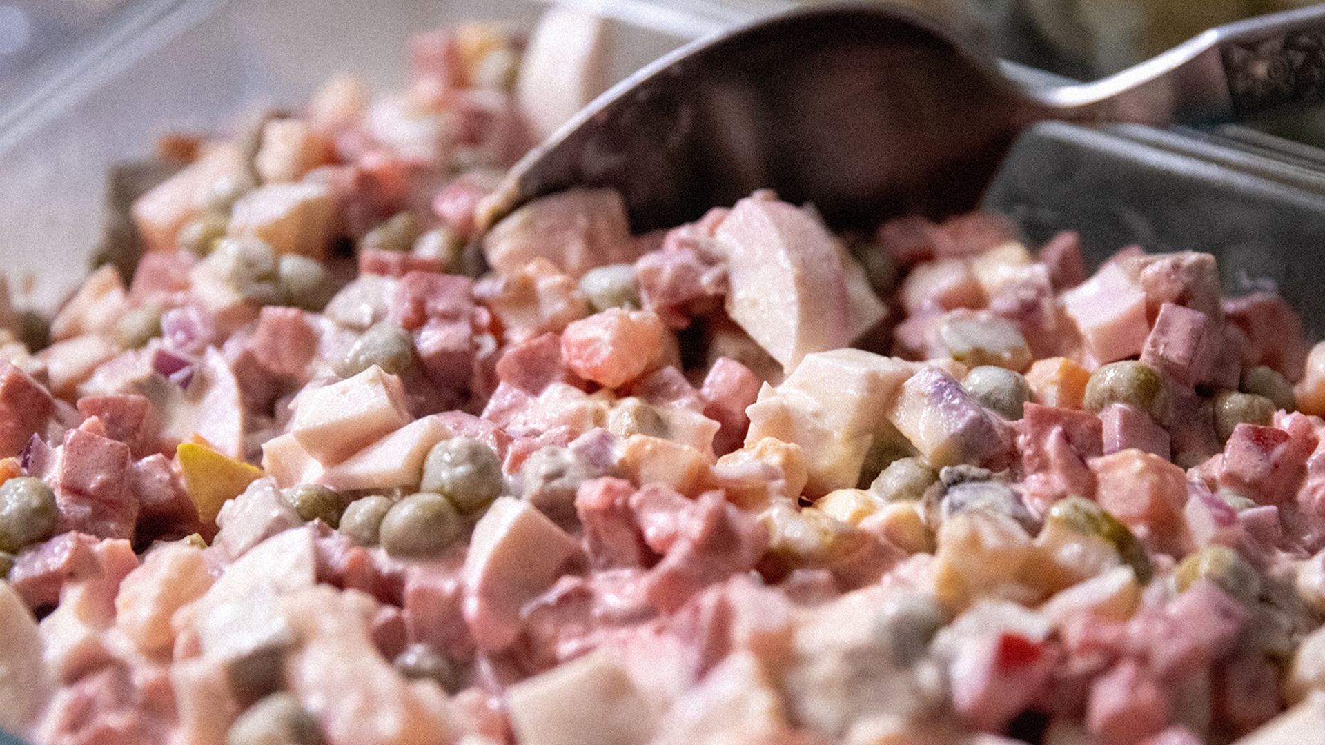 Sałatka holenderska - przepis, składniki, proporcje i sos majonezowo-ketchupowy