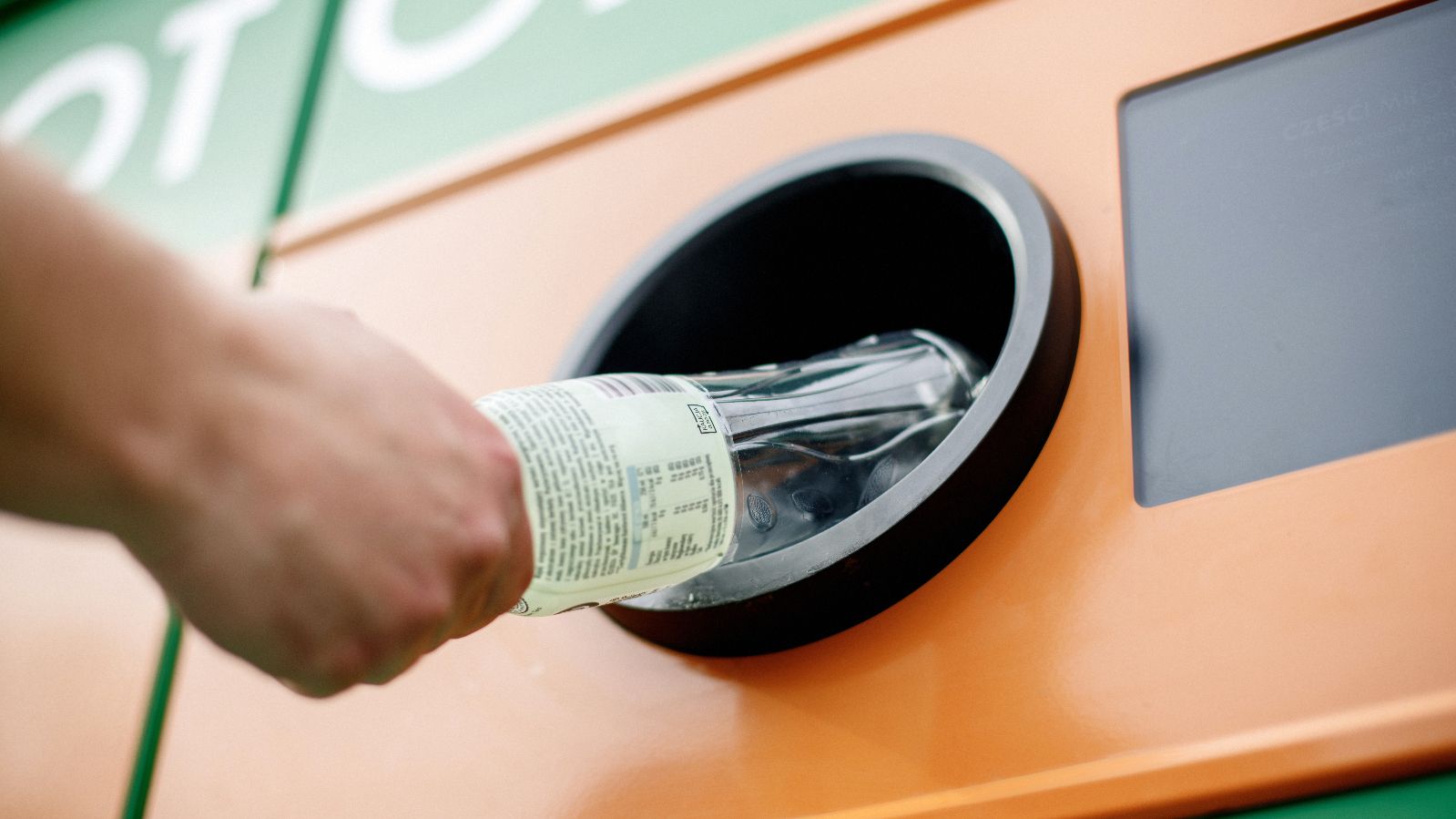 Polacy masowo tracą pieniądze z kaucji. "Sprzedawca wcale nie ma takiego obowiązku"