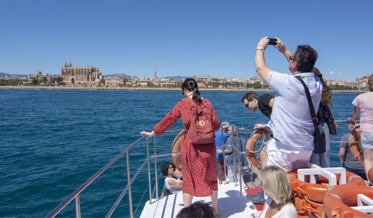Turyści na łodzi