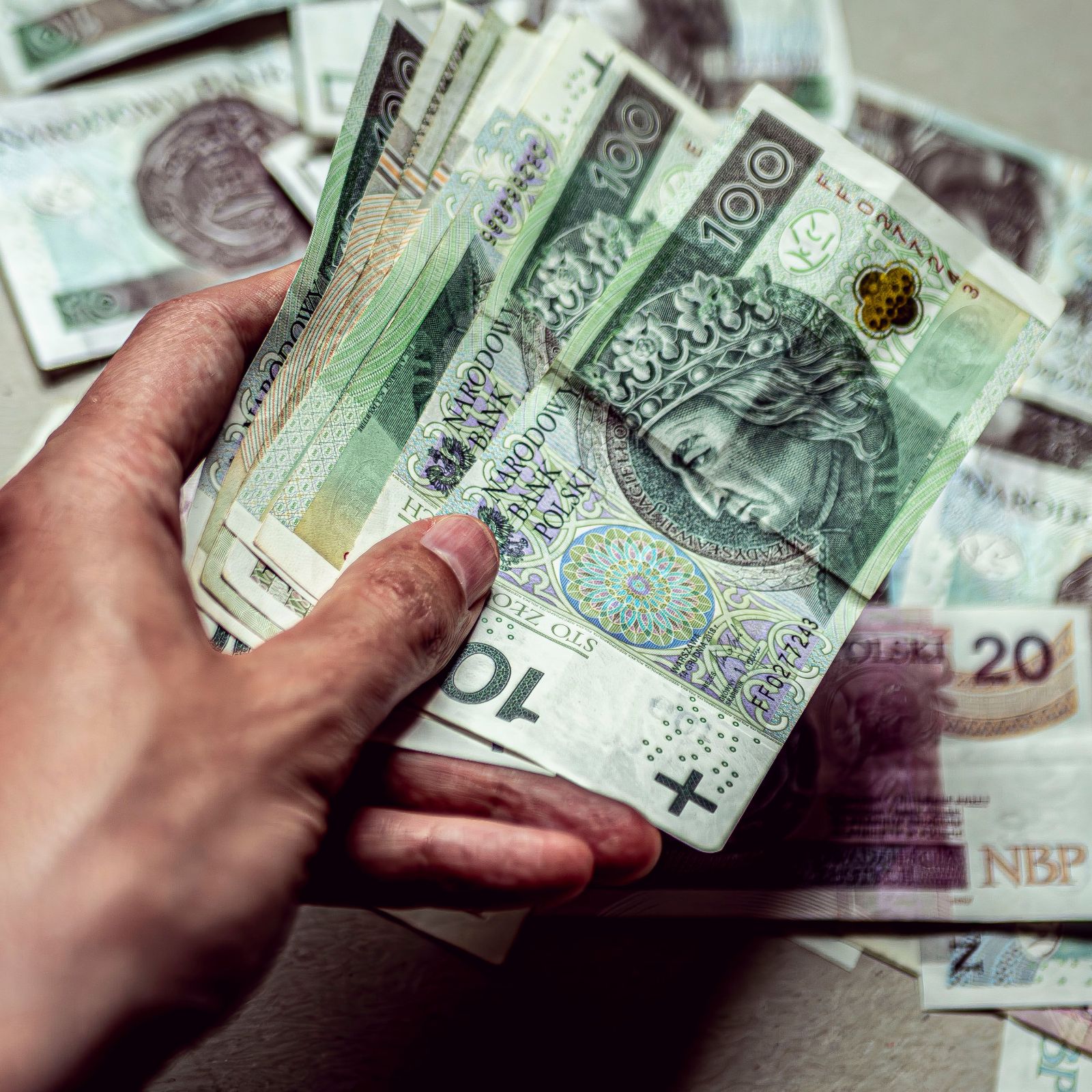 Żabka ruszyła z rekrutacją do 170 sklepów sezonowych. Wiadomo, ile płaci za pracę w wakacje