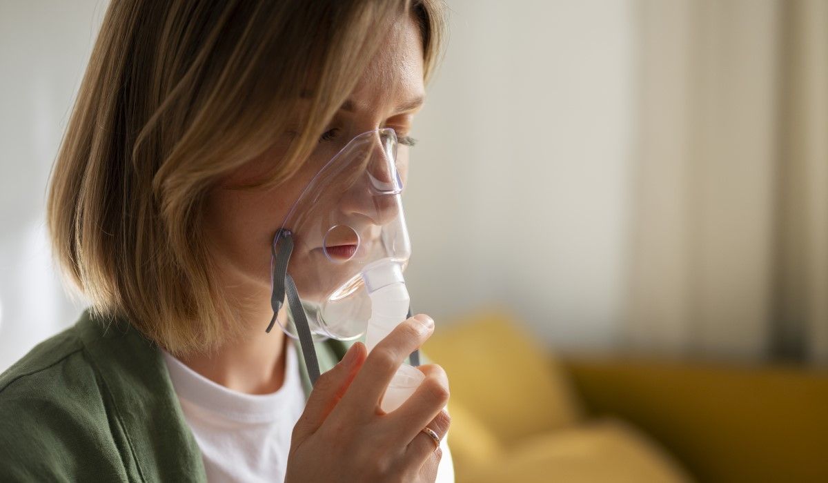 Kobieta chora na astmę używa inhalatora