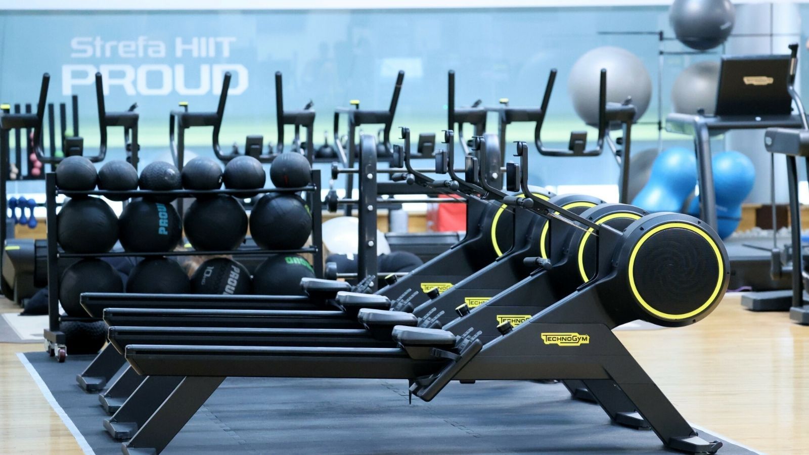 Koniec z kolejkami do hantli? Polacy masowo porzucają siłownie na rzecz subskrypcji