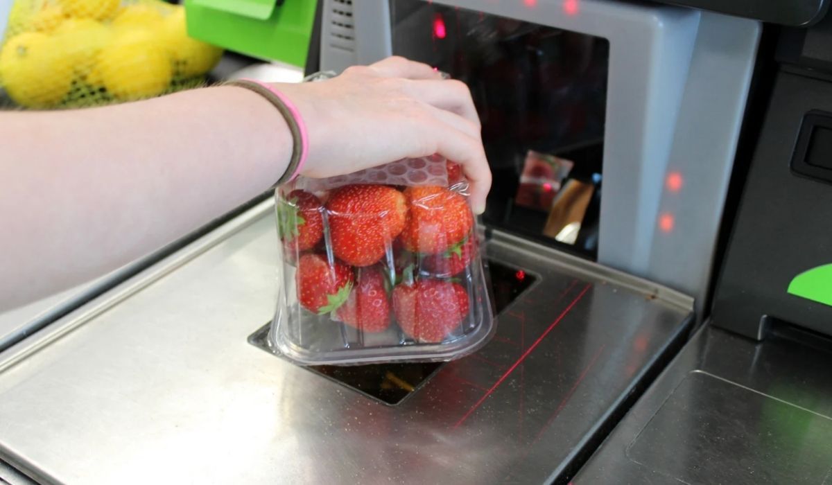 Biedronka wyłącza przydatną funkcję w kasach. Wielu klientów nie będzie mogło się połapać