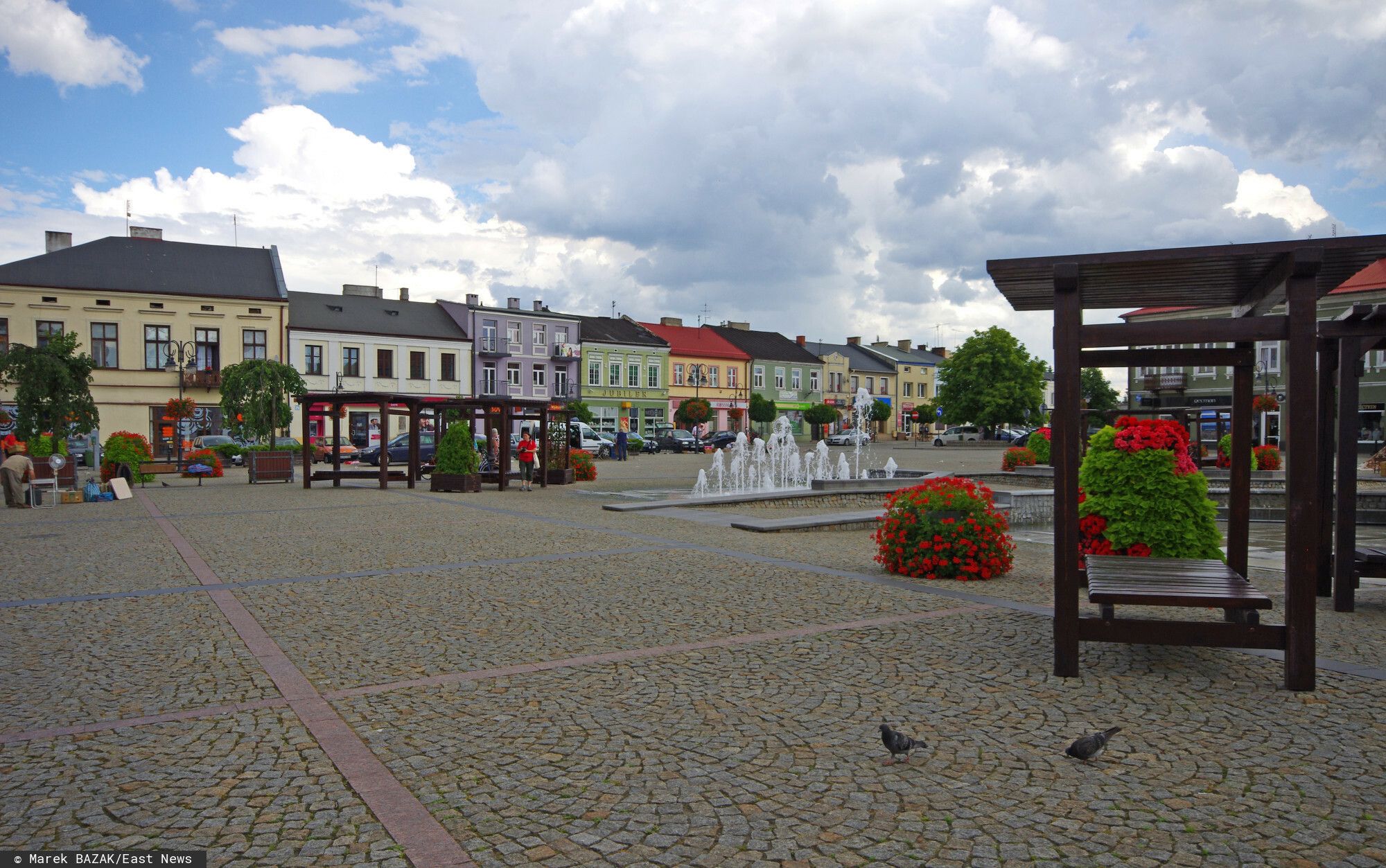 Masz kostkę brukową na posesji? Musisz płacić. "Podatek od deszczu" to nie przelewki