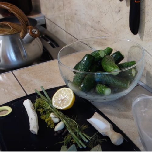 Henia pakuje ogórki z dodatkami do worka. Nie ma szybszego sposobu na małosolne