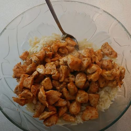 Dodaję do sałatki gyros zamiast kapusty pekińskiej. Żałuję, że nie znałem tego przepisu wcześniej