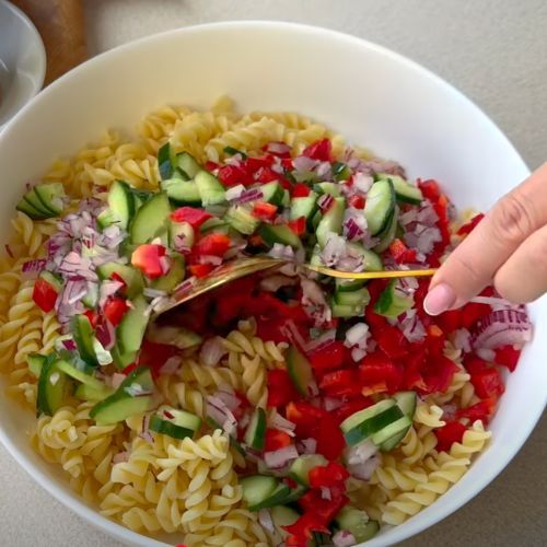 Zamiast stać przy garach, robię sycącą sałatkę. To idealny pomysł na letni obiad