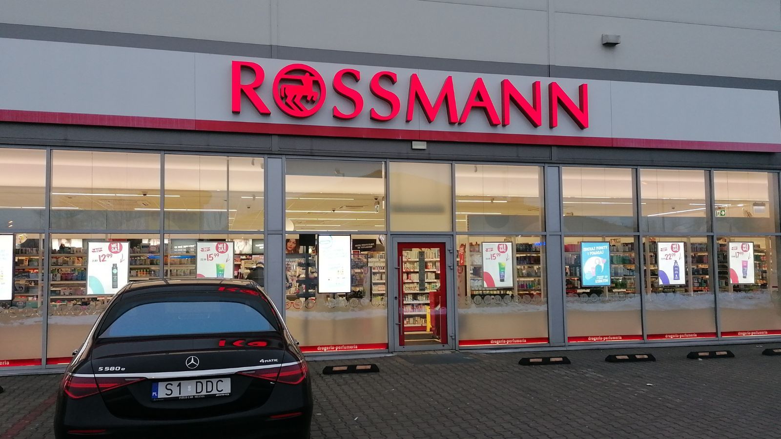 W Rossmannie powariowali po świętach. Ruszyła akcja "1+1 gratis". Polki popędzą na zakupy