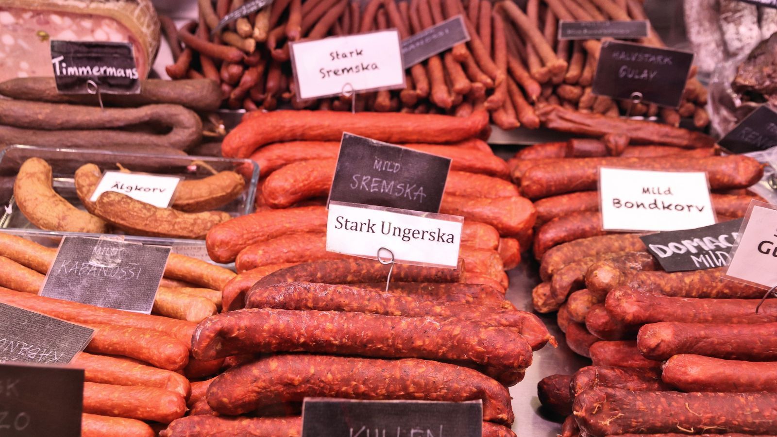 Tak oszukują na kiełbasie. Supermarkety stosują trik, który kosztuje Polaków fortunę