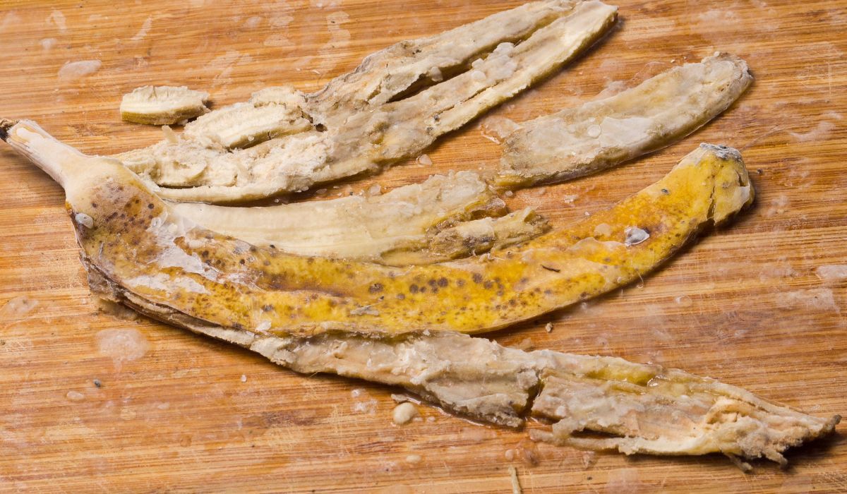 Włóż skórki po bananach do zamrażarki. Patent na medal