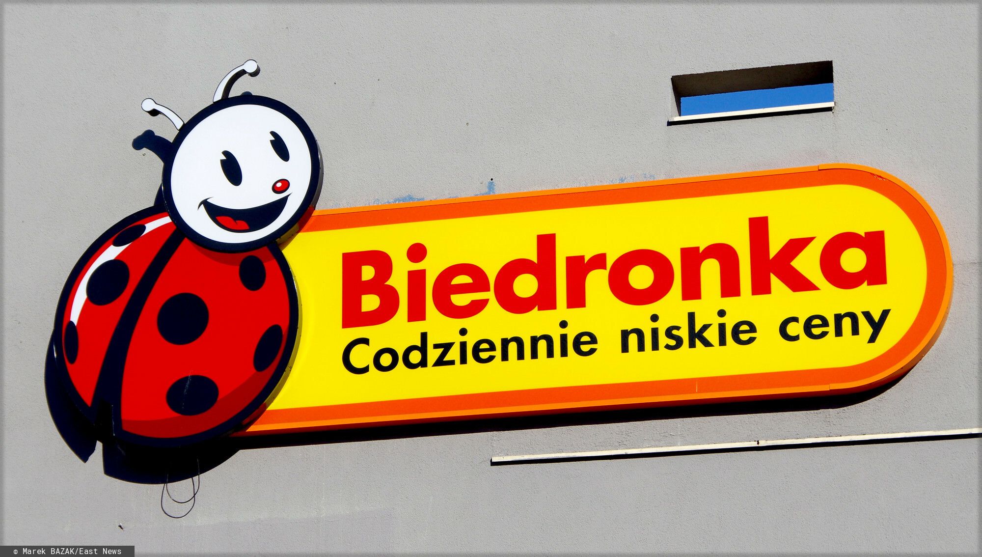 UOKiK analizuje skargi na reklamę Biedronki. Chodzi o piwo i recyklomaty
