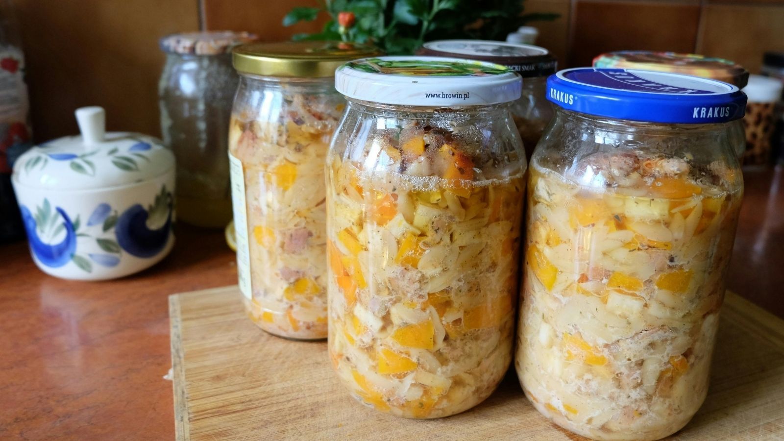 Słoiki wcale nie do zielonego pojemnika na odpady. Polacy wciąż tego nie wiedzą