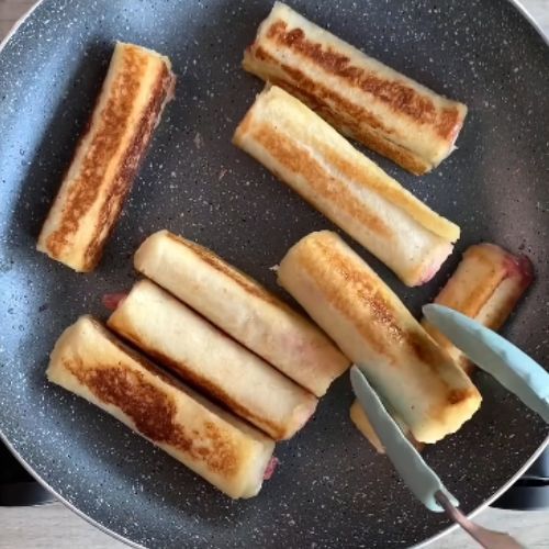 Z truskawek i chleba tostowego robię szybkie śniadanie. Moja rodzina je uwielbia