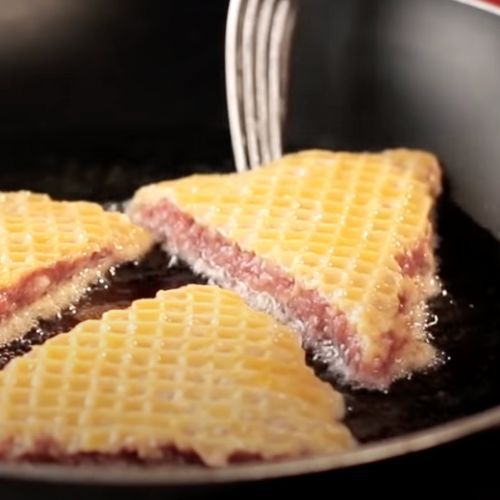 Weź wafel i posmaruj go mięsem mielonym. Ten, kto to wymyślił, powinien dostać medal