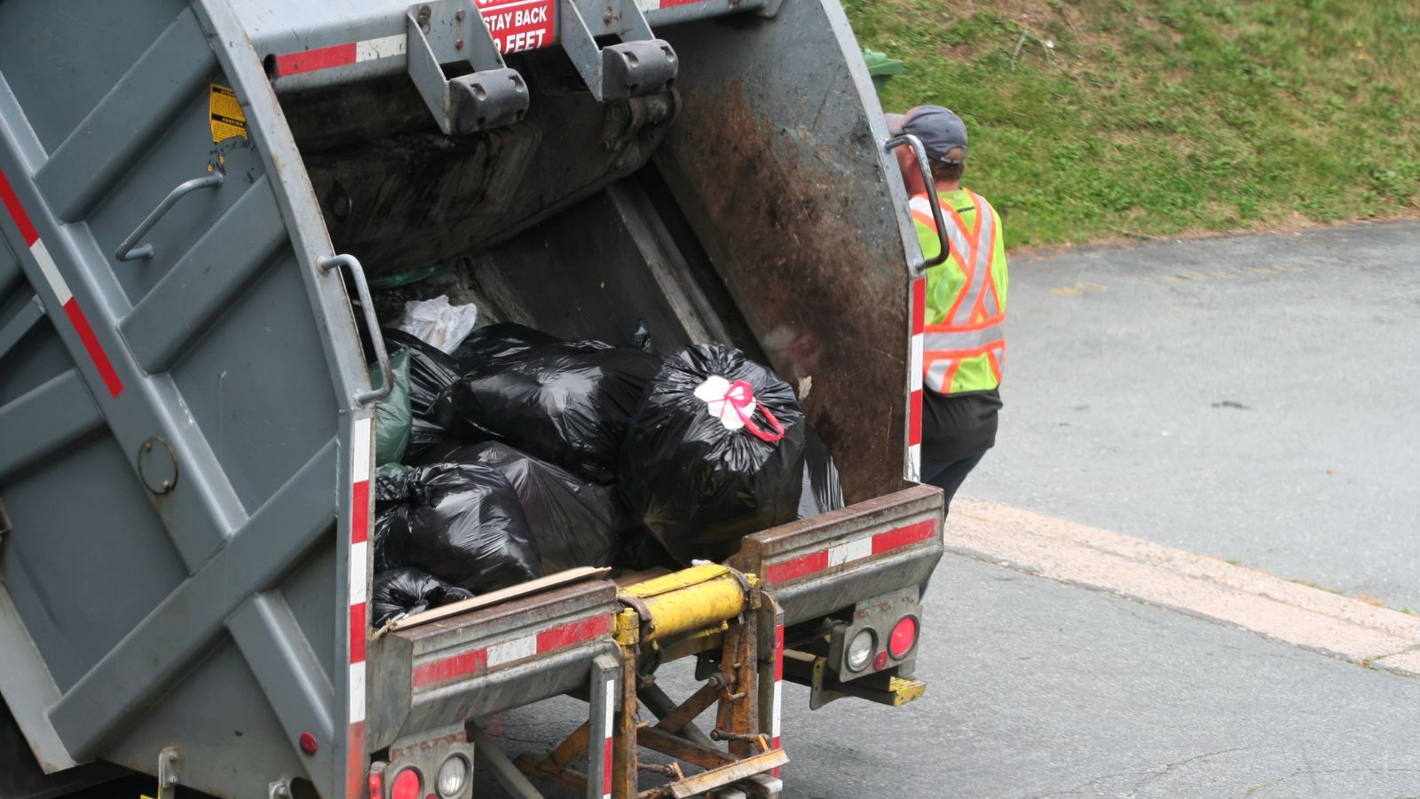 Tych śmieci śmieciarka na pewno nie zabierze. Nawet nie wystawiaj przed dom