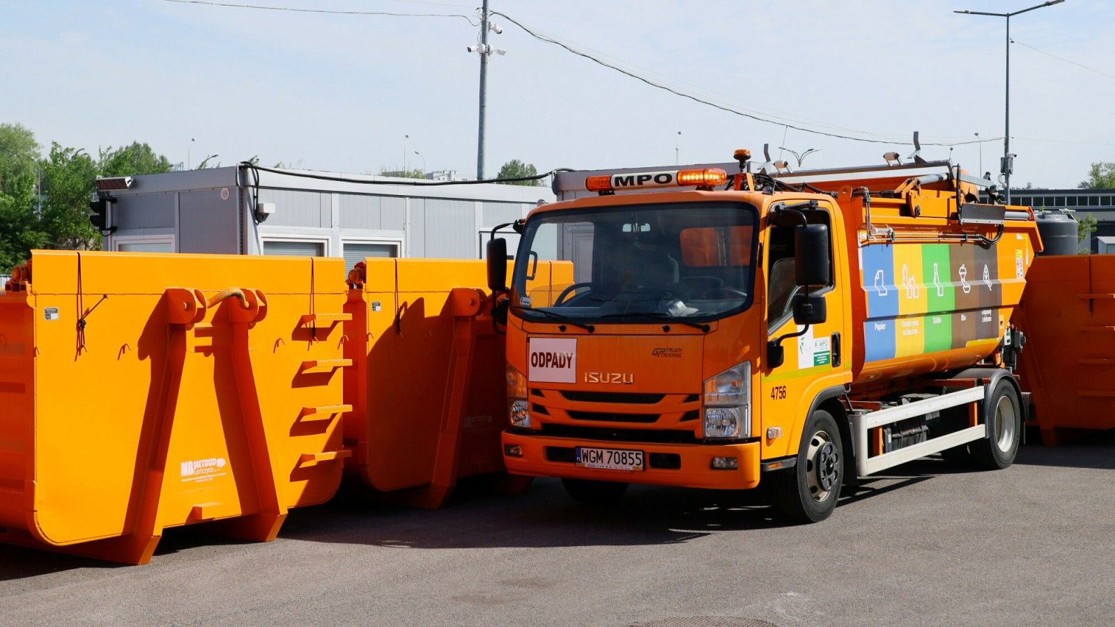 Zarobki kierowców śmieciarek. Tyle dostają "na rękę"