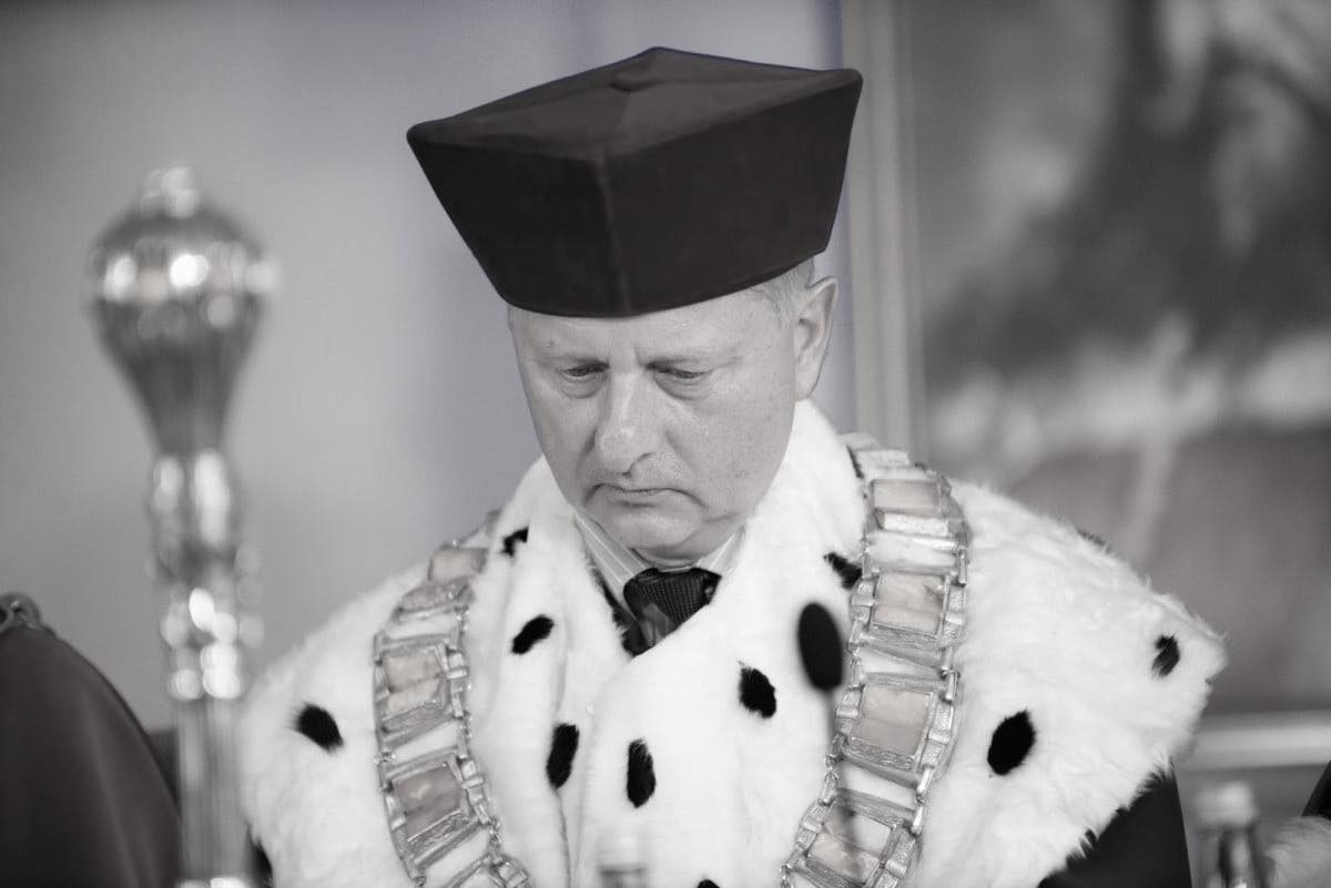 Nagła śmierć znanego historyka i rektora. "Smutek i niedowierzanie"