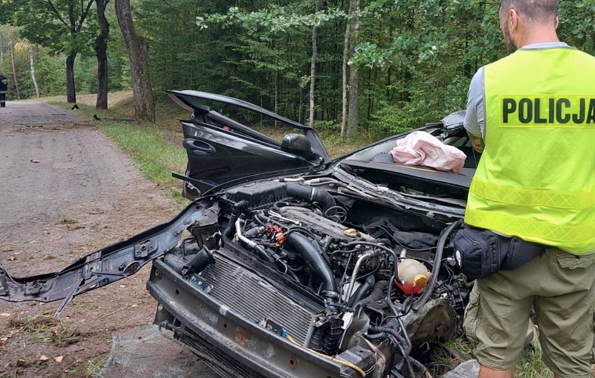 rozbity samochód policjant