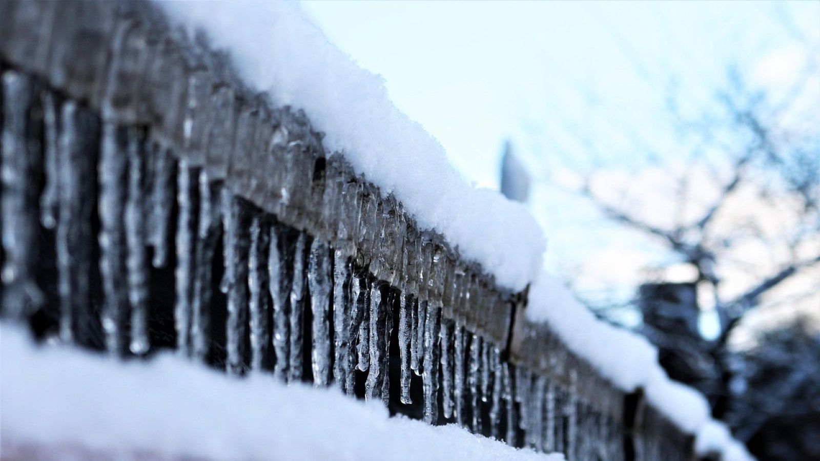 Kto ma obowiązek usuwania sopli lodu? Odpowiedzialność prawna i bezpieczeństwo