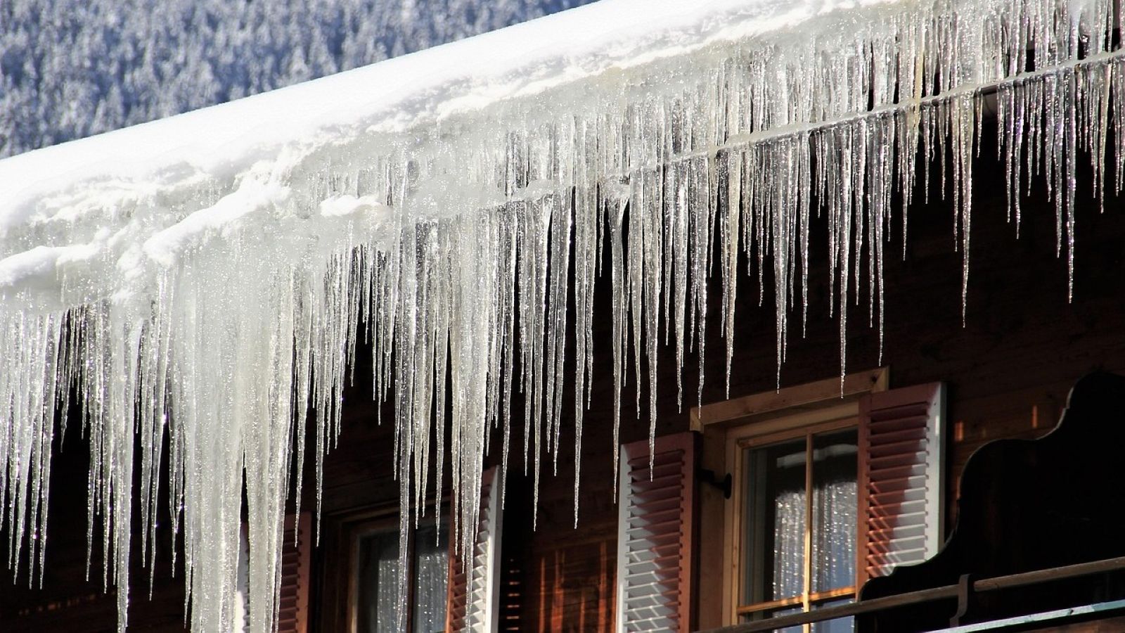 Kto ma obowiązek usuwania sopli lodu? Odpowiedzialność prawna i bezpieczeństwo