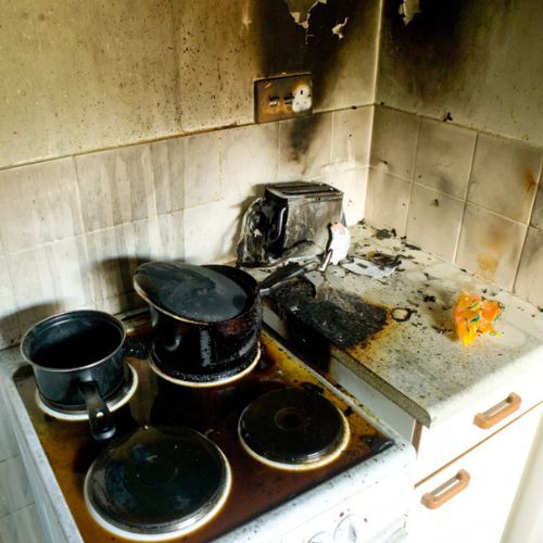 Postawił jedzenie na kuchence i zasnął. Musiała interweniować policja