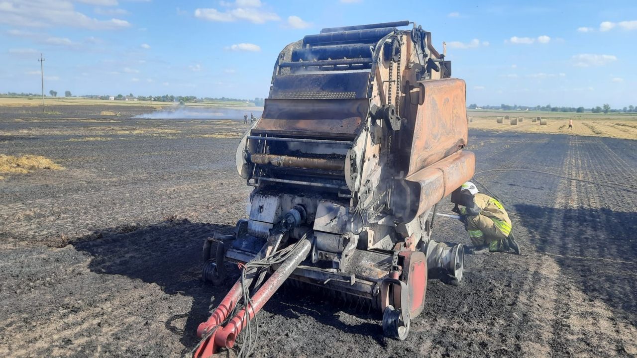 Pożar w woj. kujawsko-pomorskim. Ogień strawił prasę do słomy i pole pszenicy na pniu