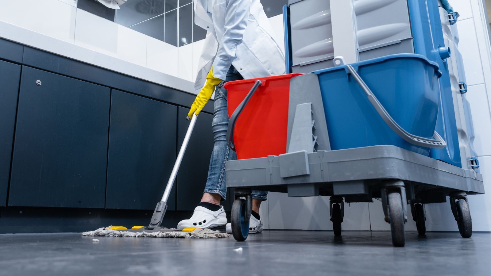 Tyle zarabia sprzątaczka na porządkach przed Wielkanocą. Padły kwoty, Polacy mogą się zdziwić