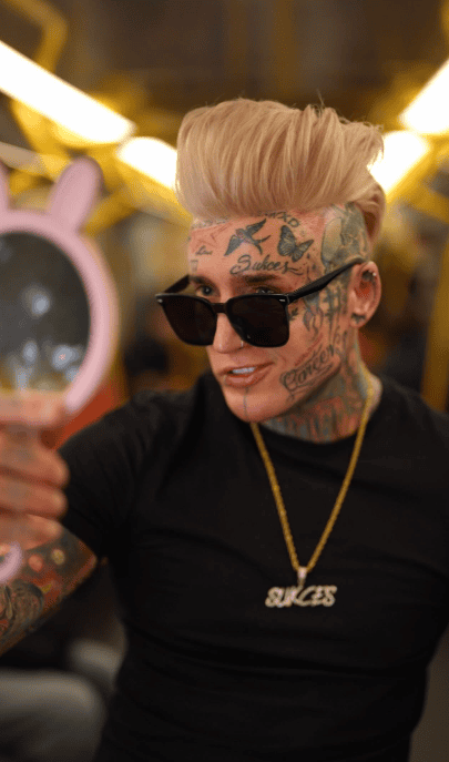 Stifler w nowej fryzurze! Piszą, że podobny do Chylińskiej. Zdjęcia nie kłamią 