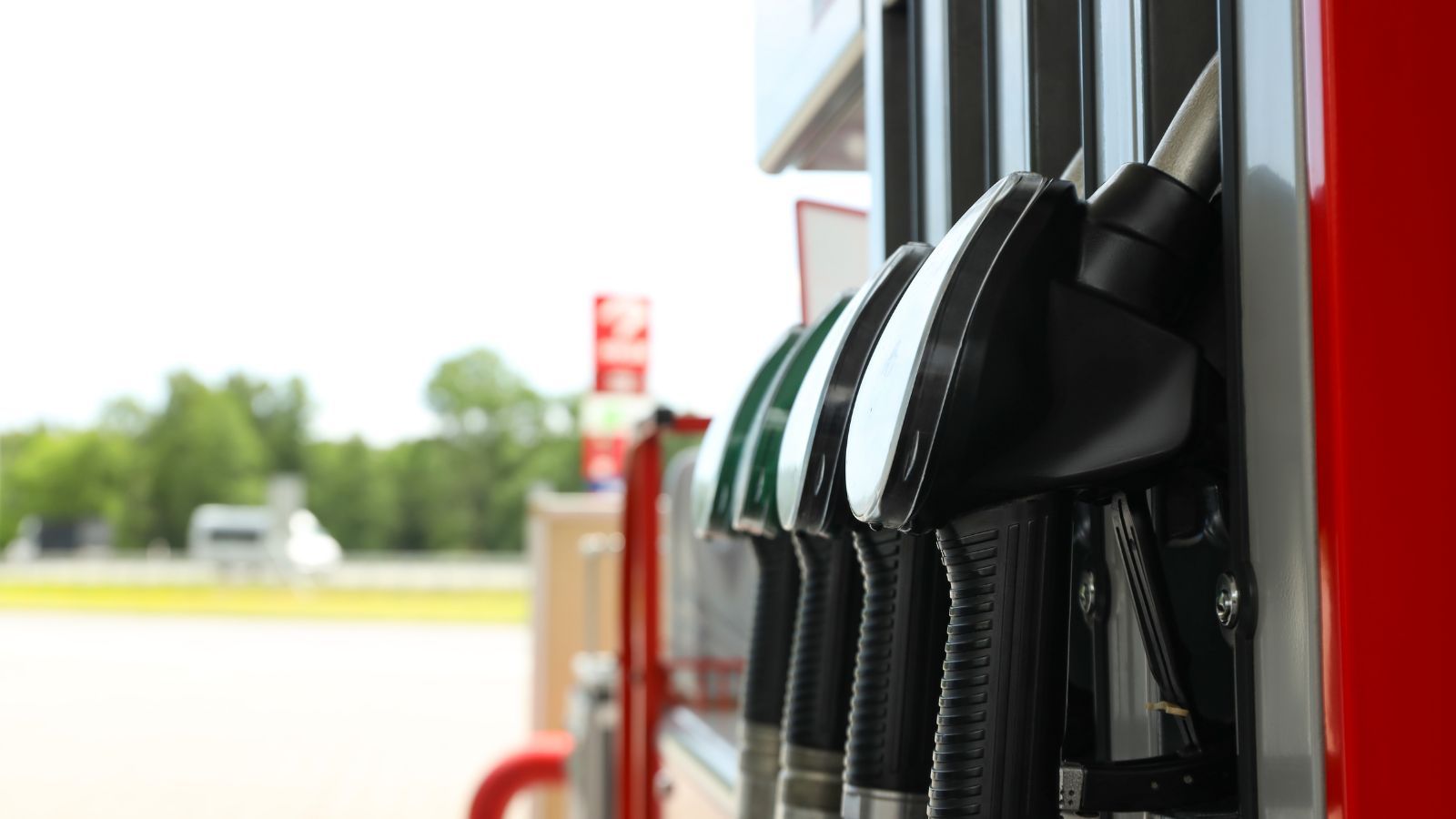 Sejm zdecydował ws. obniżki paliw. Tyle Polacy zaoszczędzą na litrze