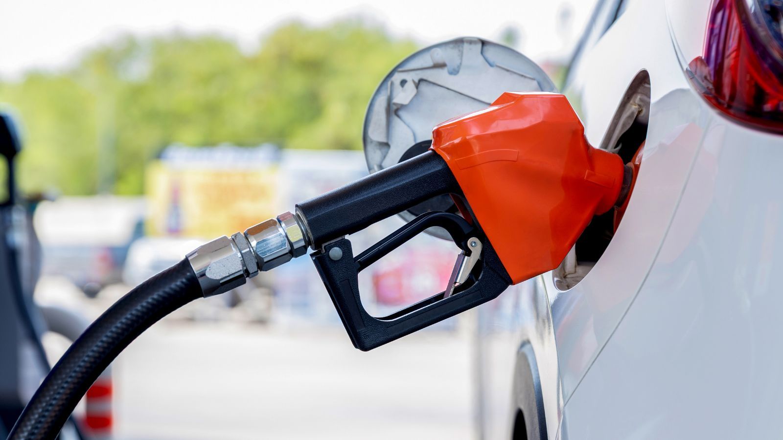 Tyle "na rękę" zarabiają pracownicy stacji. Padły kwoty na Orlenie, zależą od tego czynnika