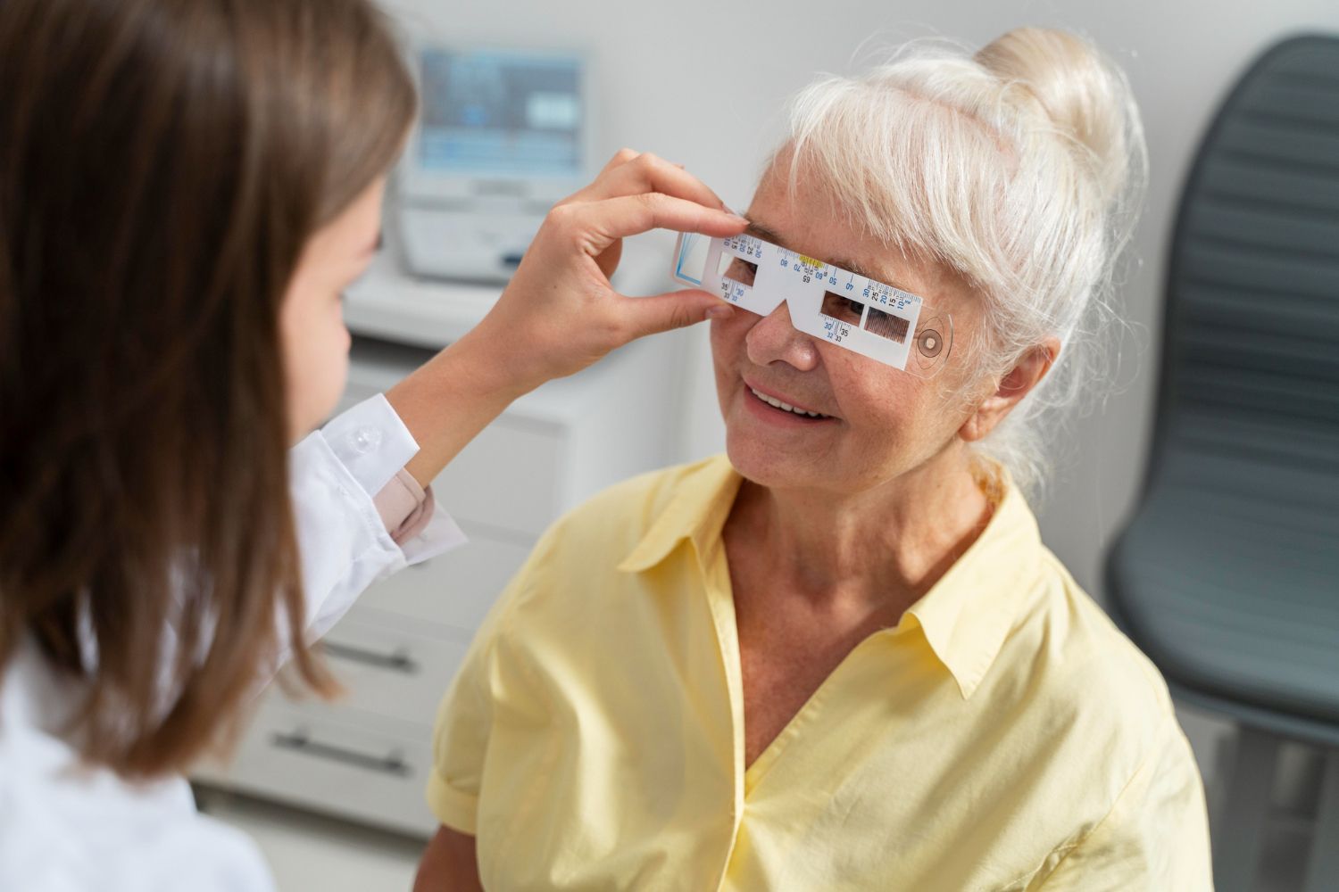 stara-kobieta-poddawana-badaniu-wzroku-w-klinice-okulistycznej.jpg