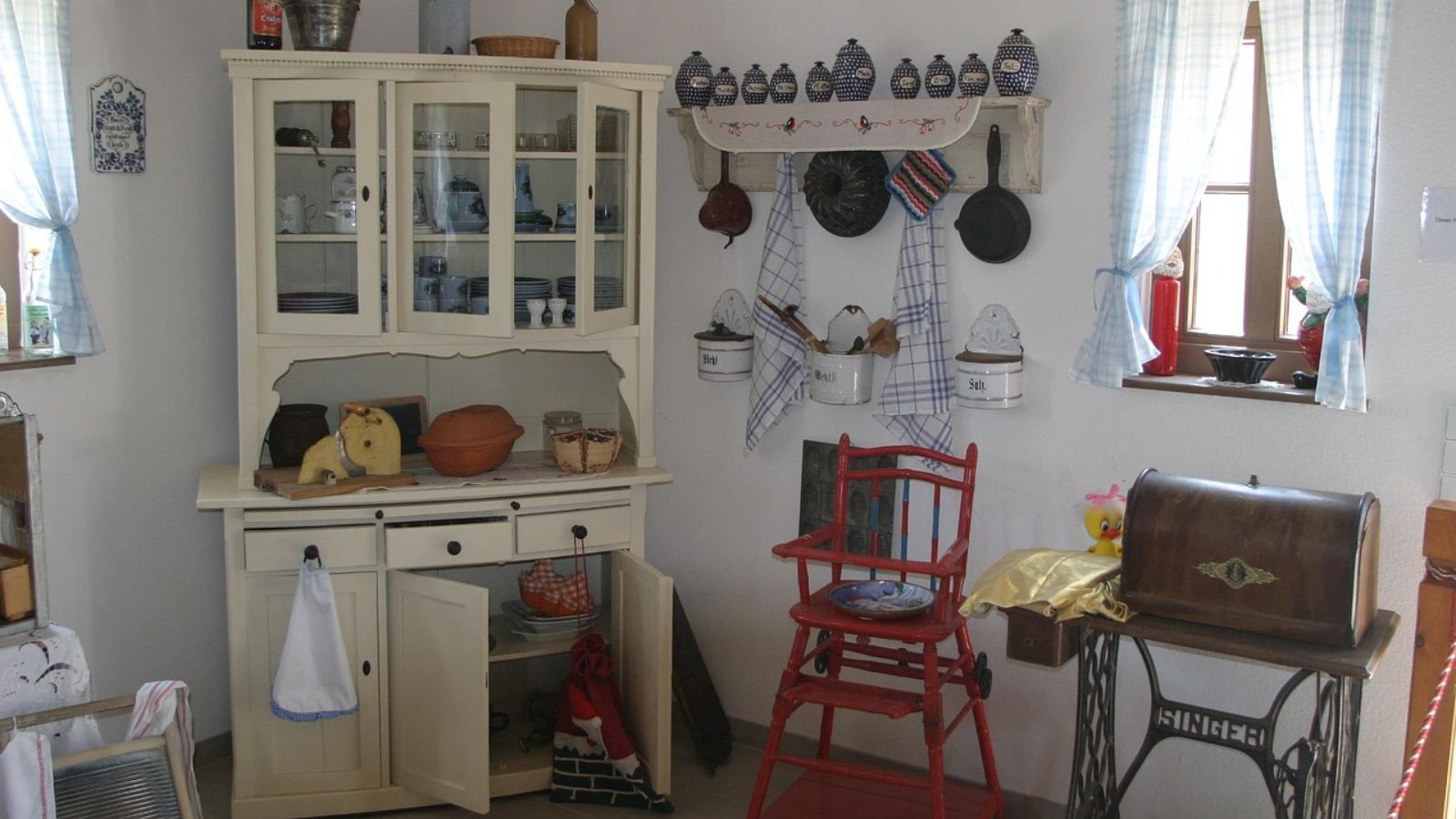 Ten mebel w PRL-u był w prawie każdym domu. Dziś na aukcjach osiąga zawrotne ceny