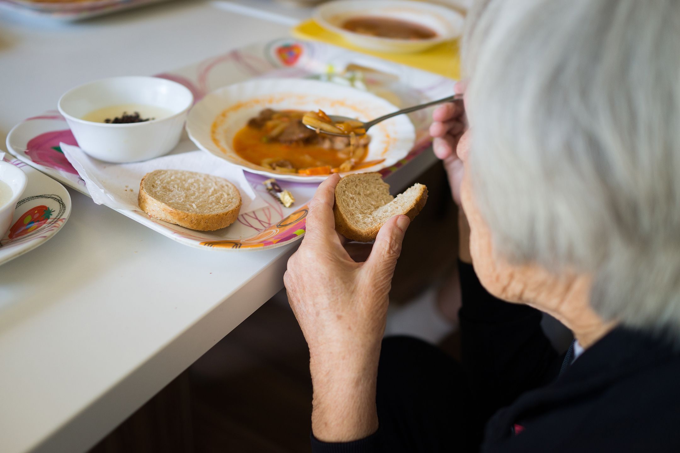 Nowe wsparcie dla seniorów już od czerwca. Jeśli spełnisz warunki, dowiozą darmowe obiady