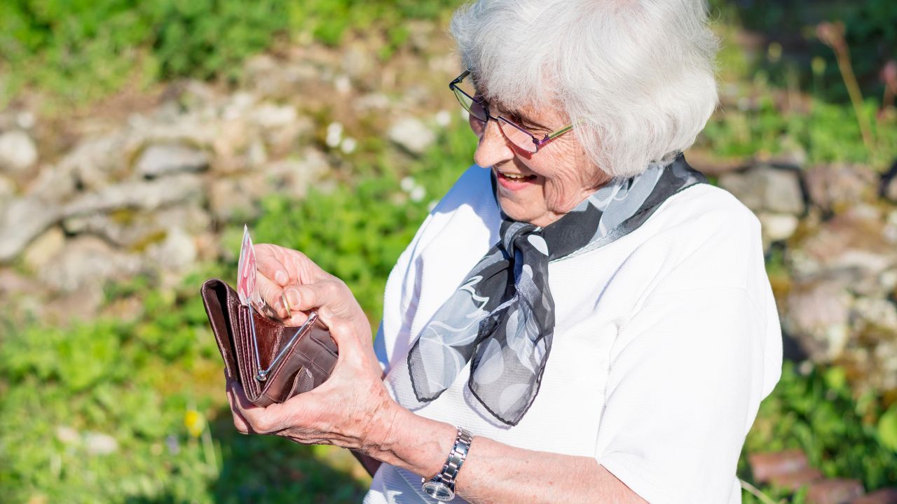 starsza pani z portfelem
