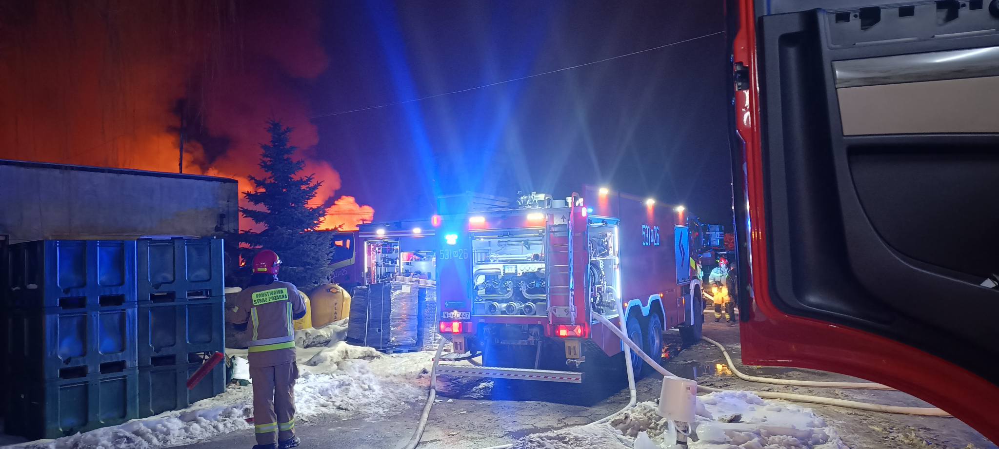 Ogromny pożar hali. Płomienie widać z daleka. Akcja służb