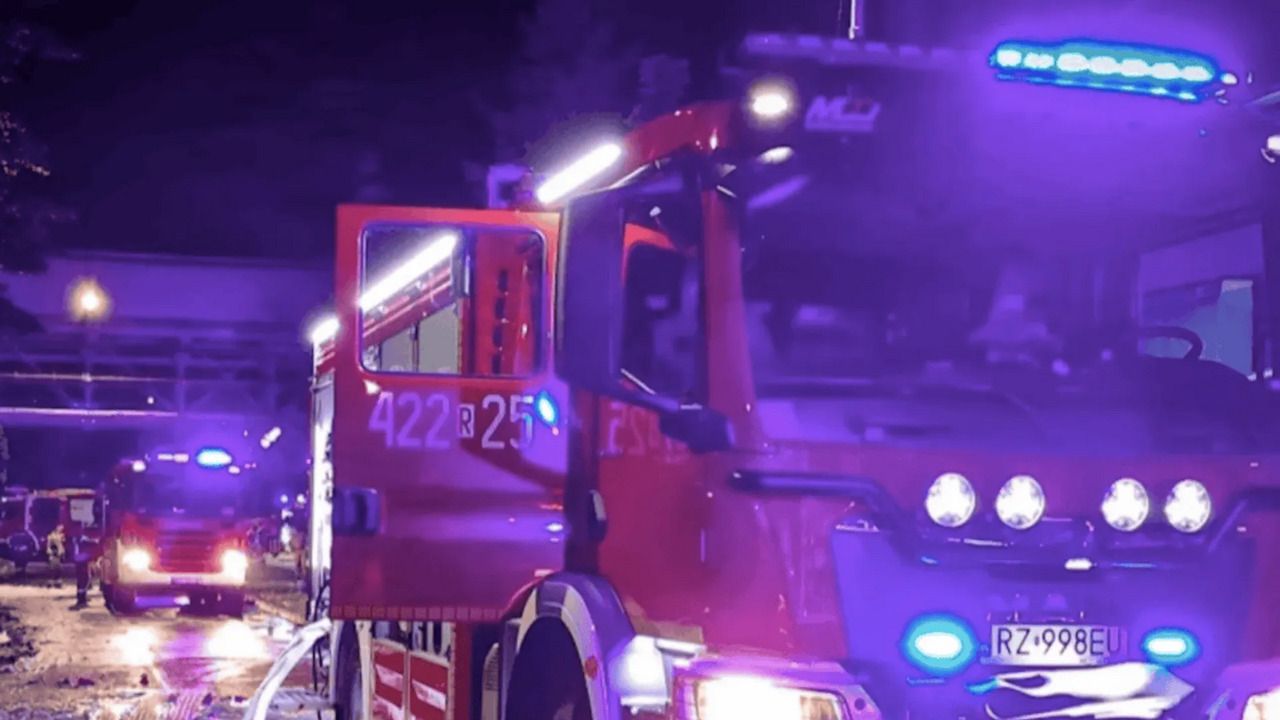 Potężny pożar w polskiej miejscowości. Nie żyje jedna osoba, 13 zastępów strażaków w akcji