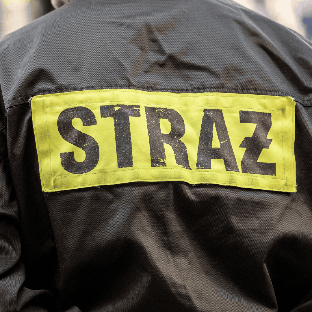 Ewakuowano 20 osób, w mieszkaniach pękały szyby. Akcja gaśnicza w Strzelinie