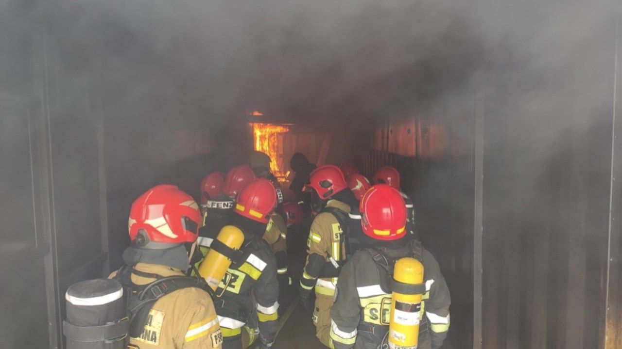 Pożar wybuchł nad ranem. W akcji 14 zastępów straży pożarnej