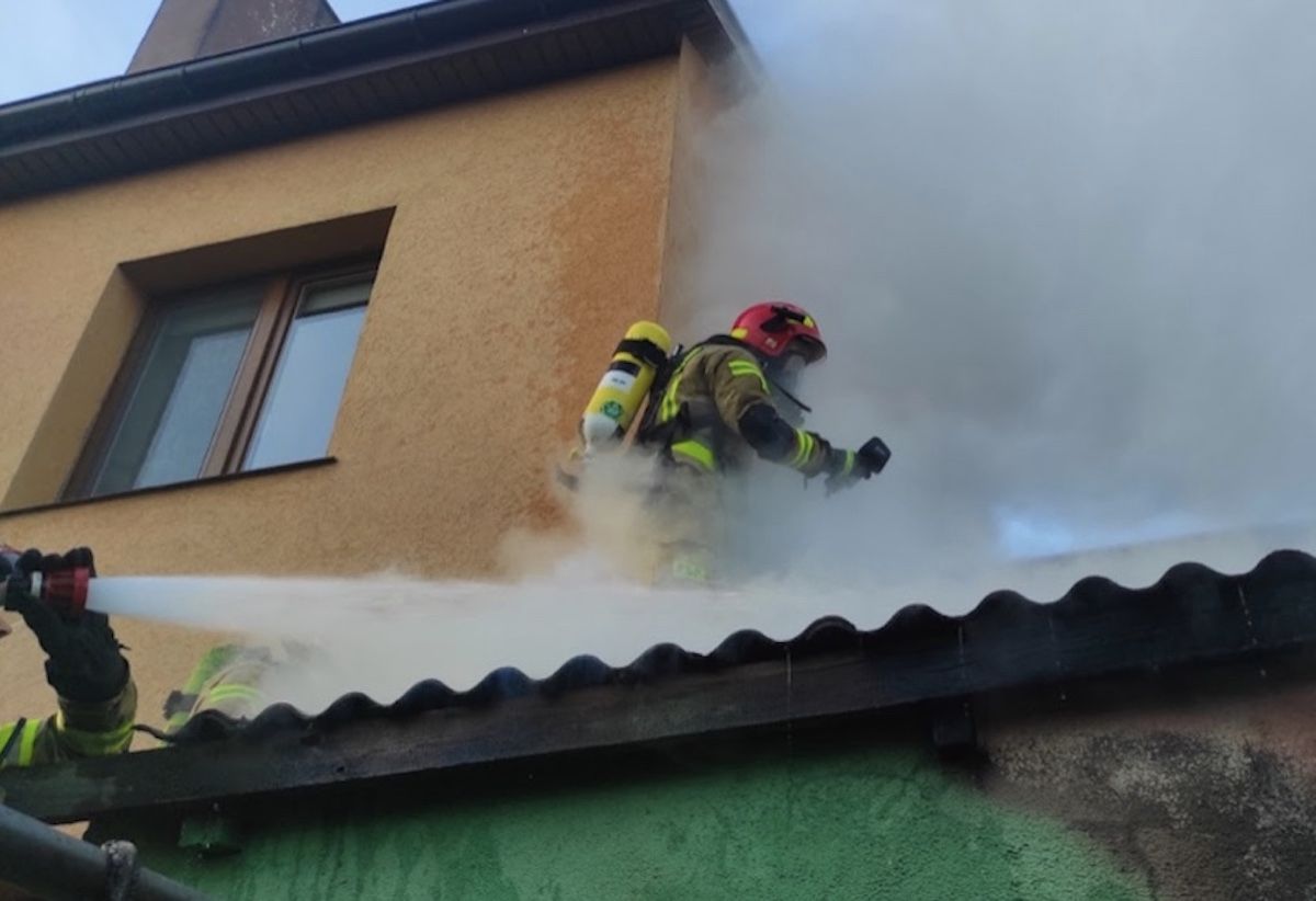 strażacy dom dym