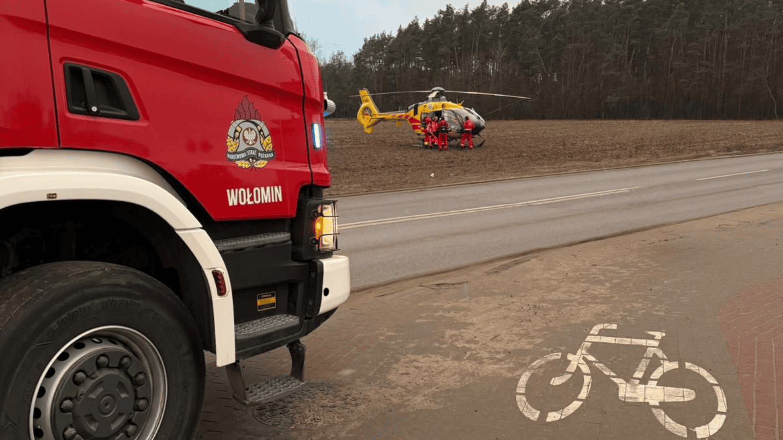Strażacy zabezpieczający miejsce lądowania LPR.