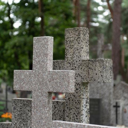 Leśnicy ostrzegają przed 1 listopada. Za te dekoracje na cmentarz grozi nawet 5 tys. zł grzywny