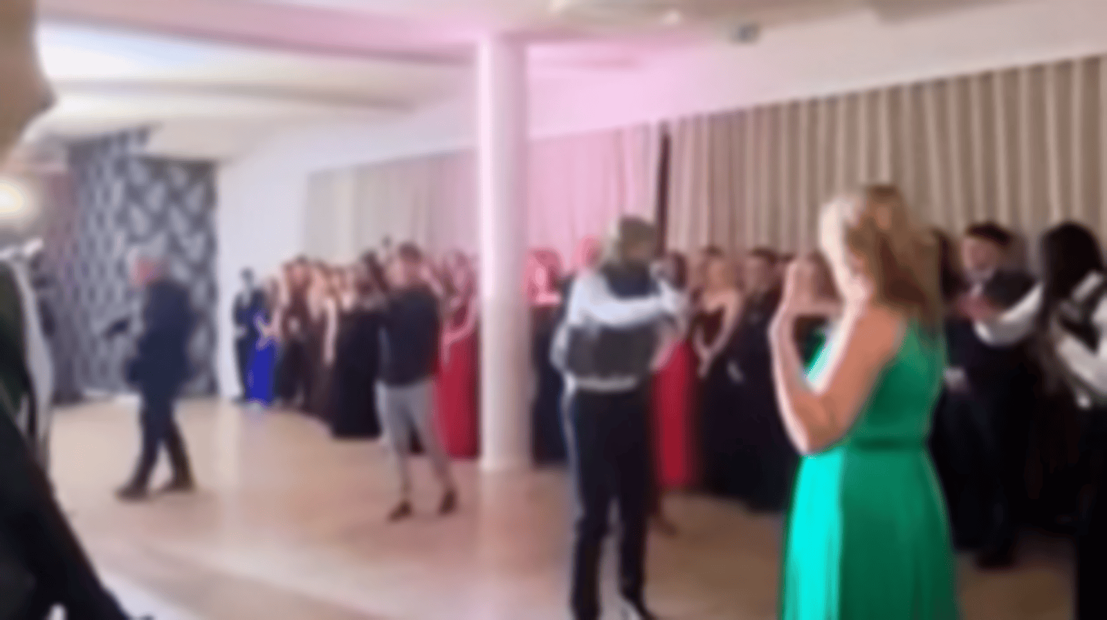 Nietypowe sceny na studniówce. Nagle wparowali na salę, nagranie z Polski podbija sieć