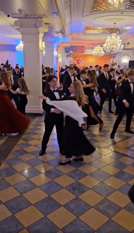 Niecodzienna studniówka w jednej ze szkół. Nie do wiary, do czego tańczyli uczniowie