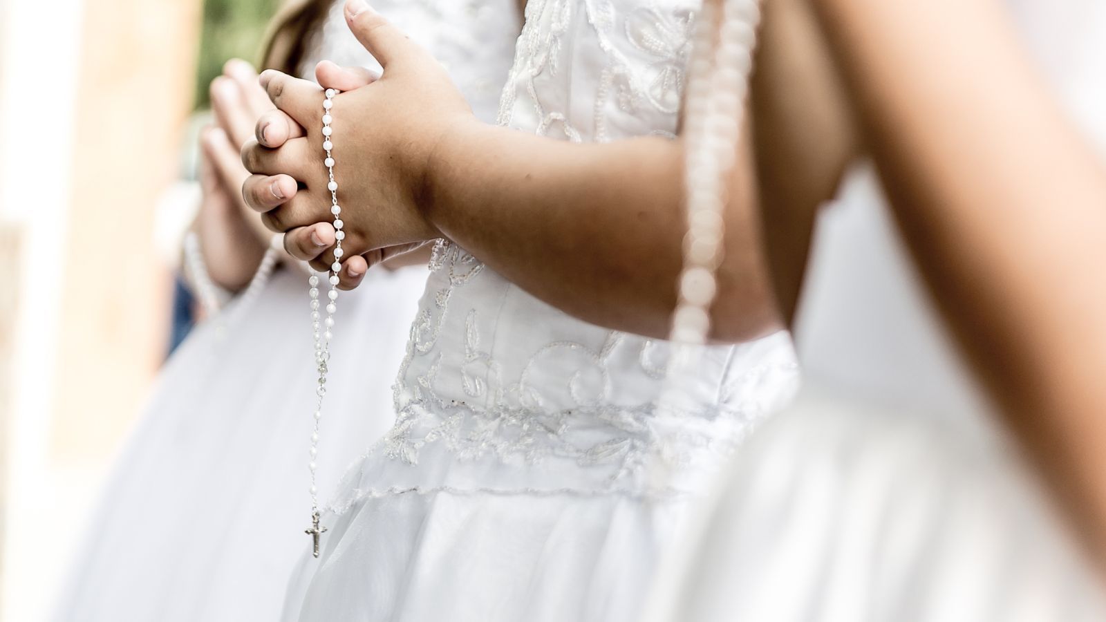 Rodzice wciąż zabierają pieniądze z komunii. Za kilka lat mogą mieć problem, prawo mówi jasno