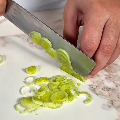 Moja rodzina uwielbia tą surówkę. Robię ją z kapusty i pora 