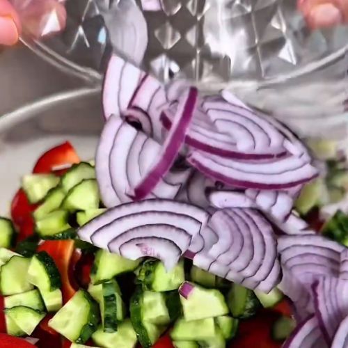 Kilka warzyw i prosty sos. Surówka obiadowa lepsza niż z restauracji