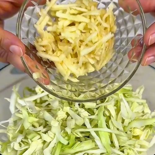 Moja rodzina uwielbia tą surówkę. Robię ją z kapusty i pora 