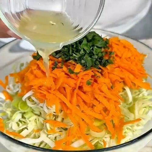 Moja rodzina uwielbia tą surówkę. Robię ją z kapusty i pora 