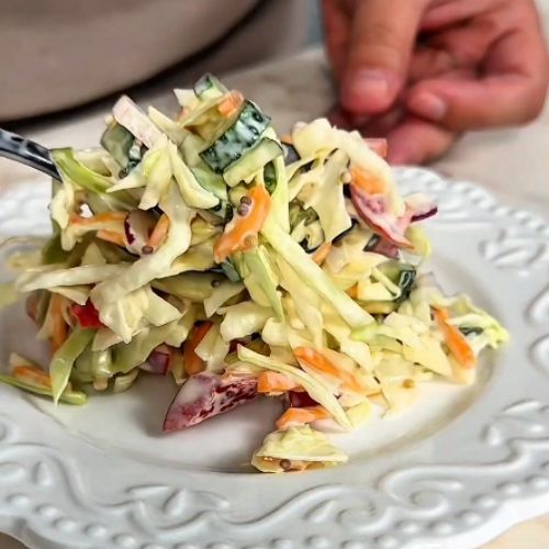 Kilka warzyw i prosty sos. Surówka obiadowa lepsza niż z restauracji