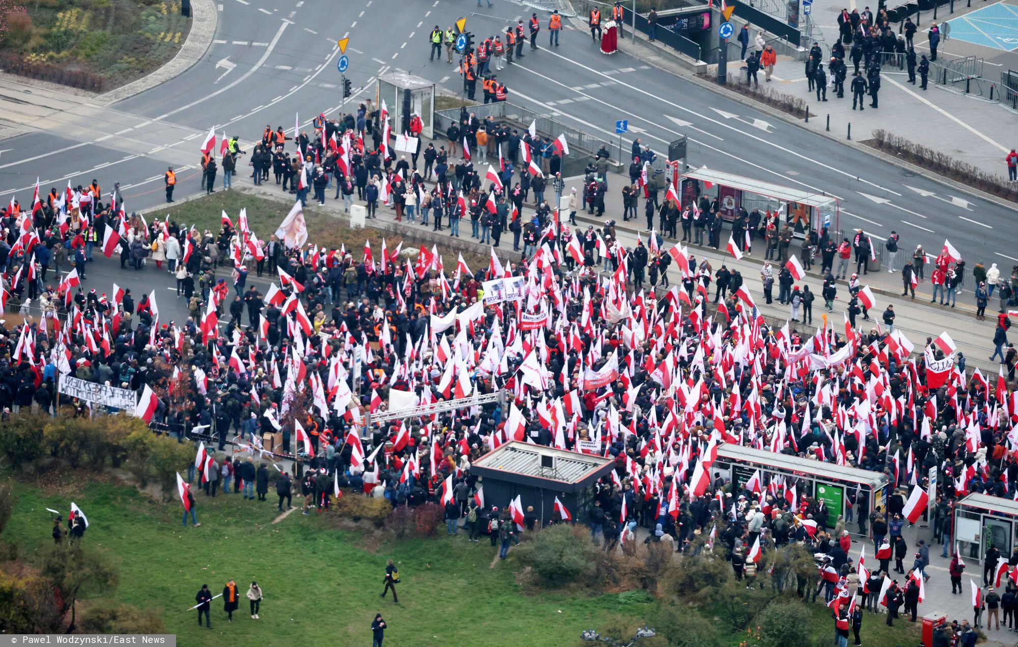 W tym przypadku wywieszenie flagi na 11 listopada skończy się mandatem. Przepisy jasno wskazują